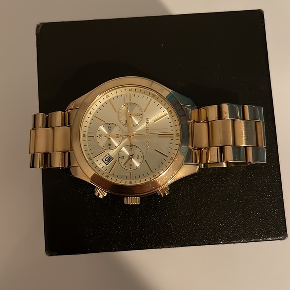 Michael Kors women’s gold watch main image 4